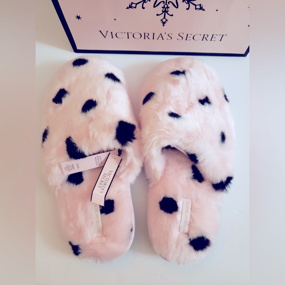 SOFT PINK VICTORIA’S SECRET FUZZY SLIPPERS